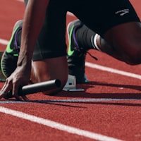 综合体育运动图标 - 田径运动员在跑道上冲刺